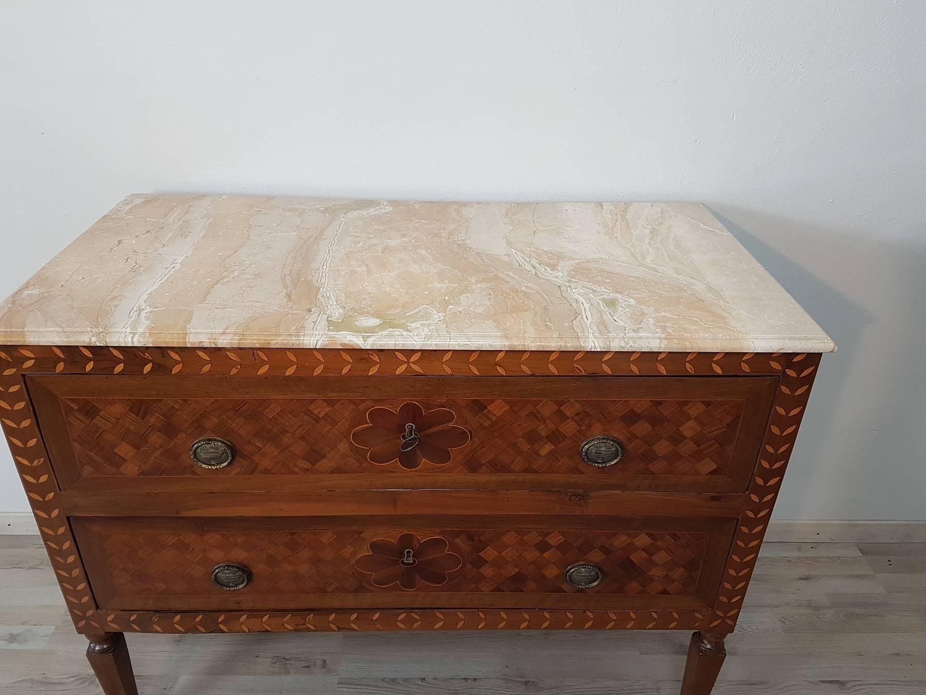 Elegant antique chest of drawers Luigi XVI vintage refined wood inlay processing of different woods with geometric motifs. The pink marble top is from the 20th century. Perfect condition inside lined with elegant velvet. Coming from the furniture of