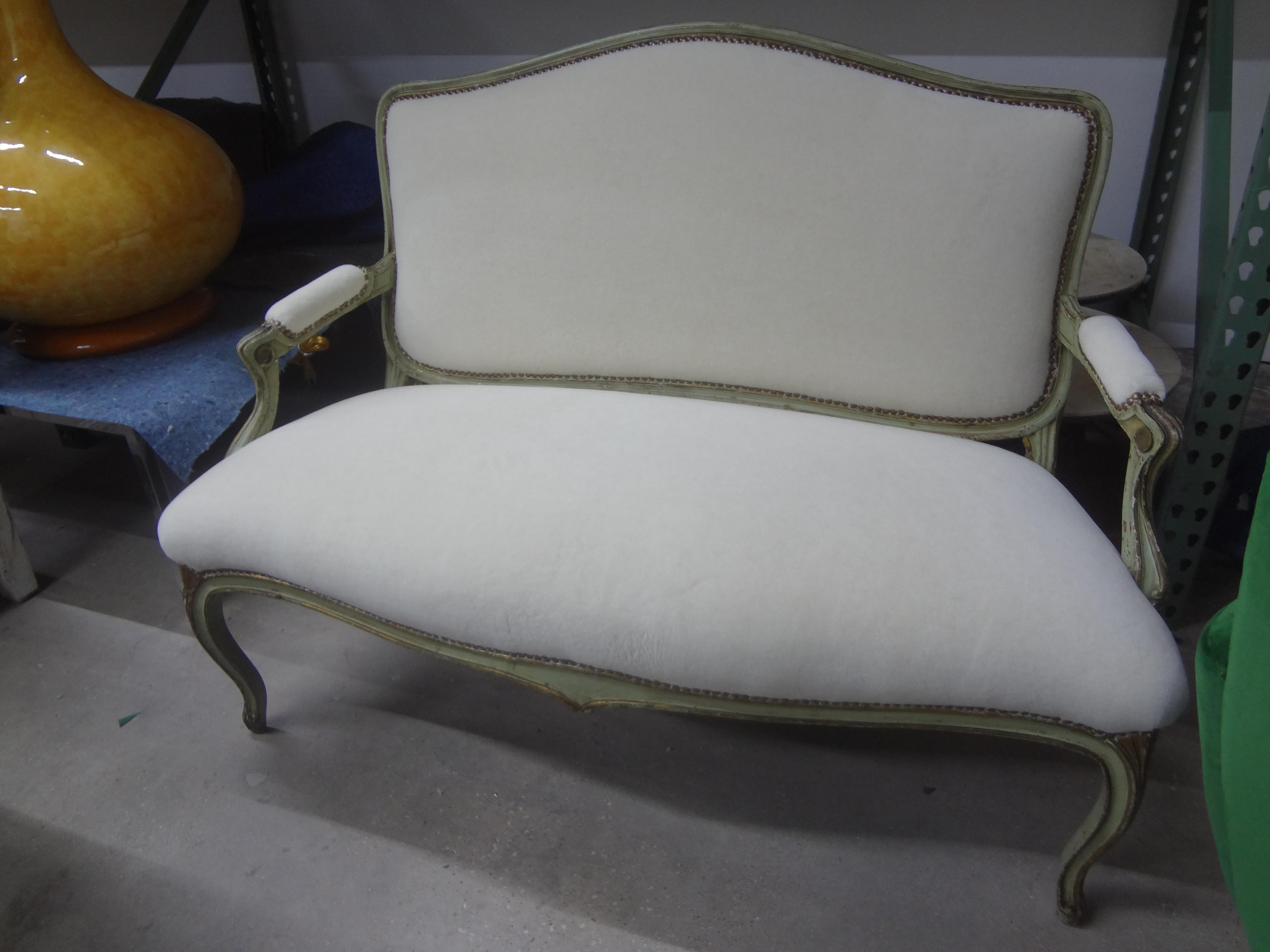 18th Century Italian Louis XVI Painted and Parcel Gilt Loveseat For Sale 4