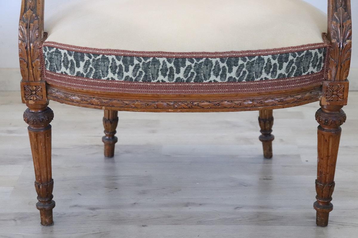 Schöne 18. Jahrhundert der Zeit Louis XVI italienischen antiken Sessel in massivem Nussbaumholz. Ein imposanter, großer Sessel mit einer breiten und bequemen Sitzfläche. Sehr linear durch eine raffinierte Dekoration von Akanthusblättern in