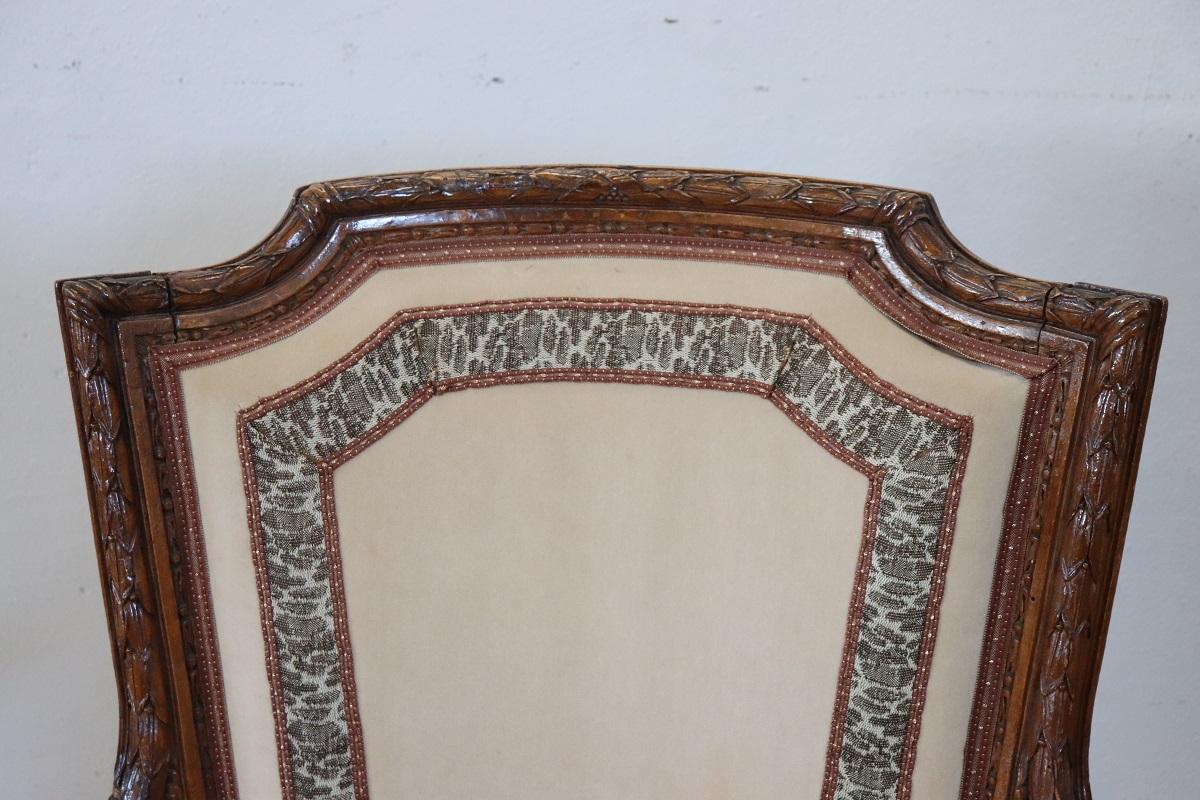 18th Century Italian Louis XVI Solid Carved Walnut Armchair  In Good Condition For Sale In Casale Monferrato, IT