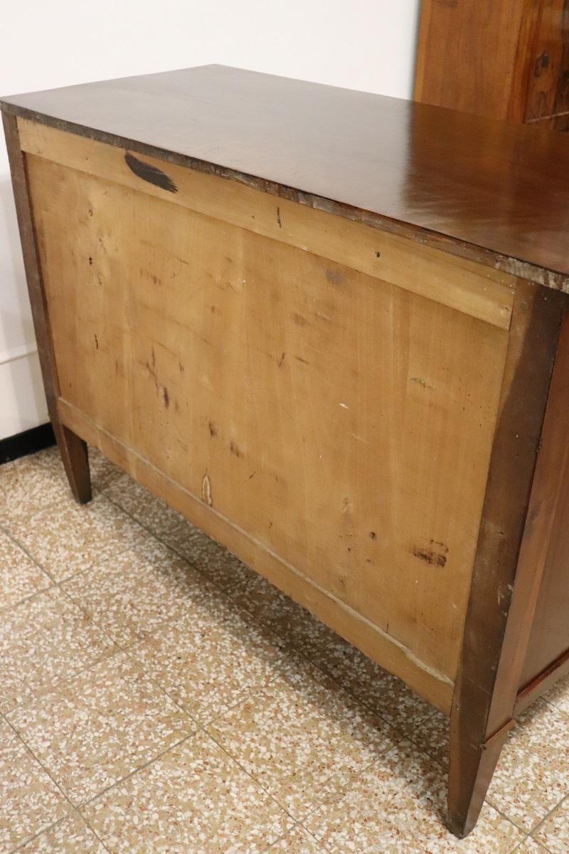 Commode ancienne en noyer massif Louis XVI du XVIIIe siècle, restaurée en vente 5