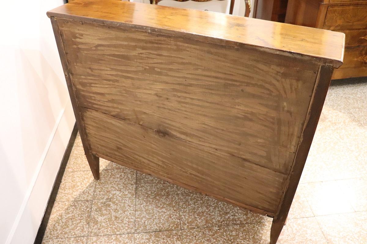 Cassettone antico in noce massiccio Luigi XVI del XVIII secolo, restaurato in vendita 6
