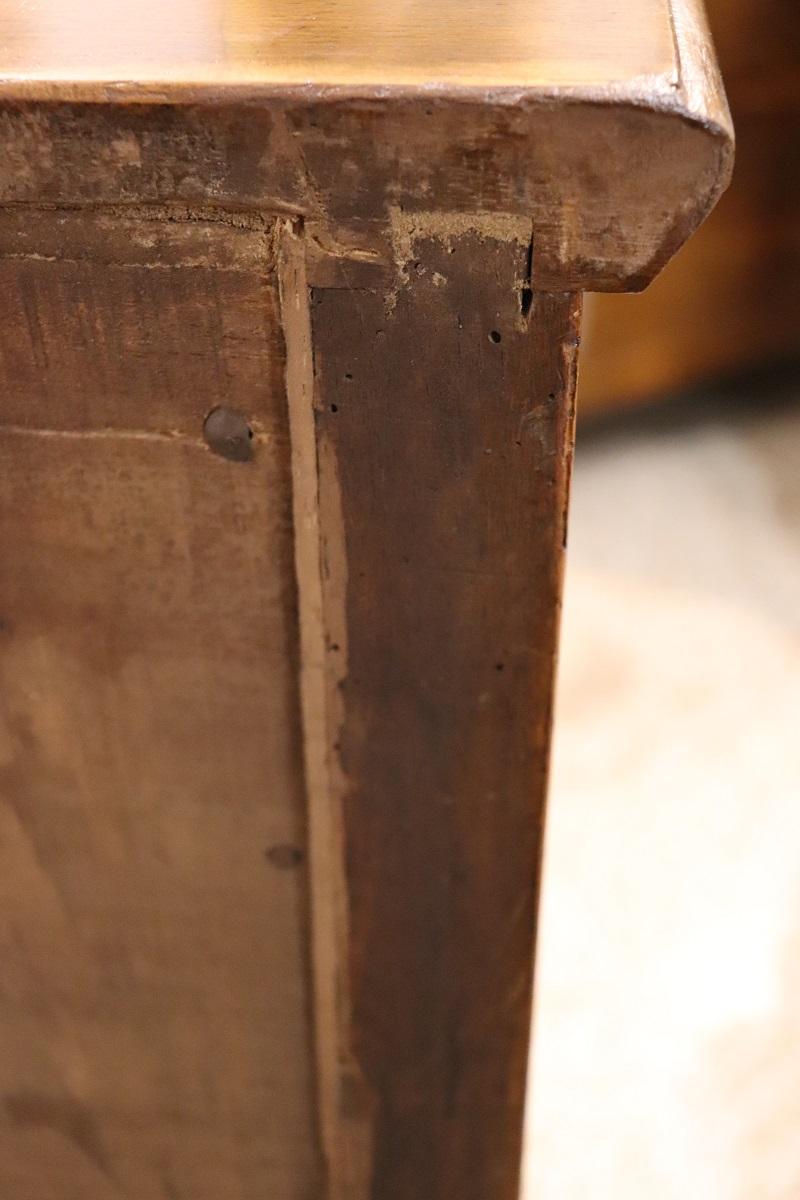 Cassettone antico in noce massiccio Luigi XVI del XVIII secolo, restaurato in vendita 7