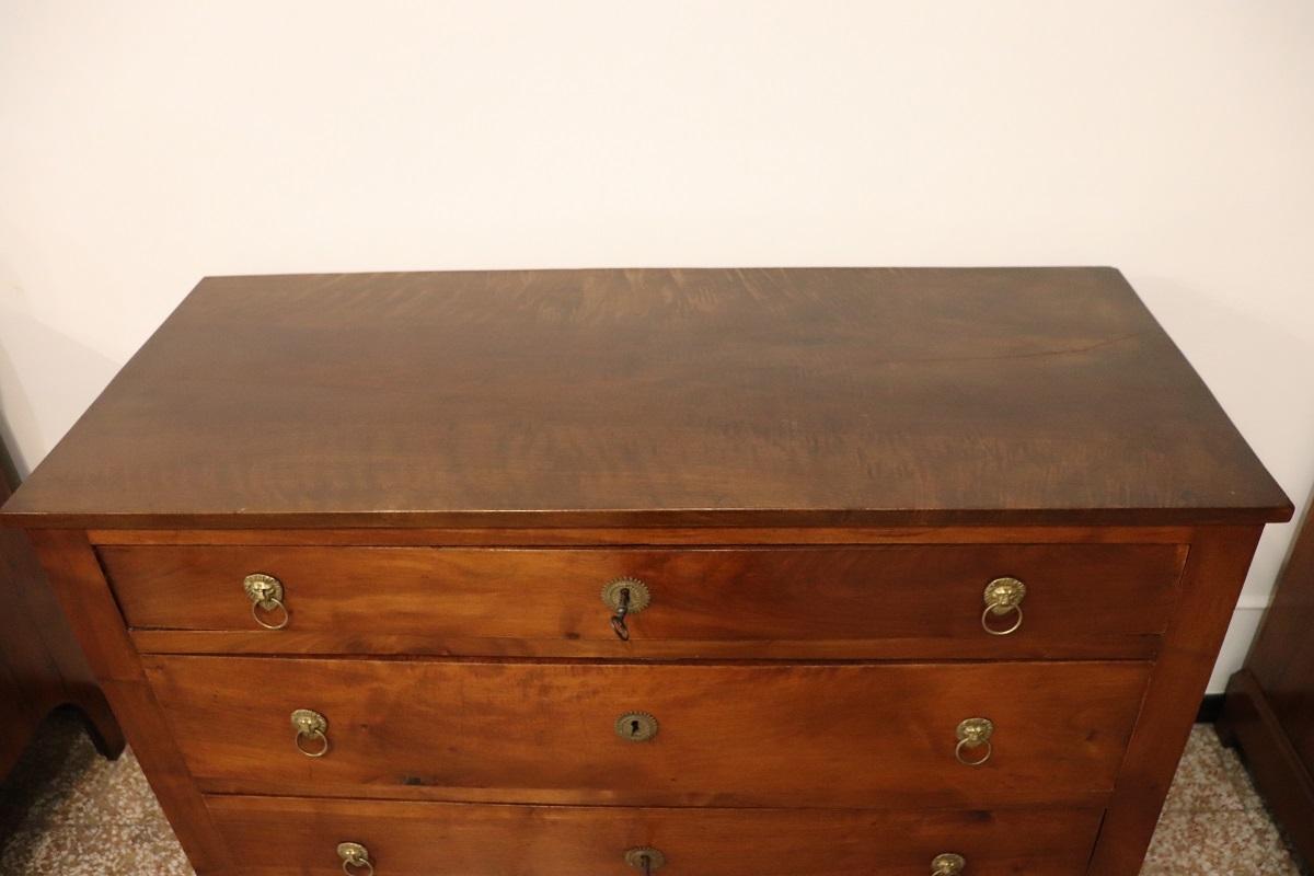 Nous vous présentons cette élégante commode italienne ancienne datant de la seconde moitié du XVIIIe siècle, période Louis XVI. Une commode extrêmement raffinée, dont les caractéristiques suggèrent qu'elle a été fabriquée dans les ateliers