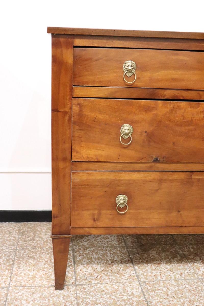 italien Commode ancienne en noyer massif Louis XVI du XVIIIe siècle, restaurée en vente