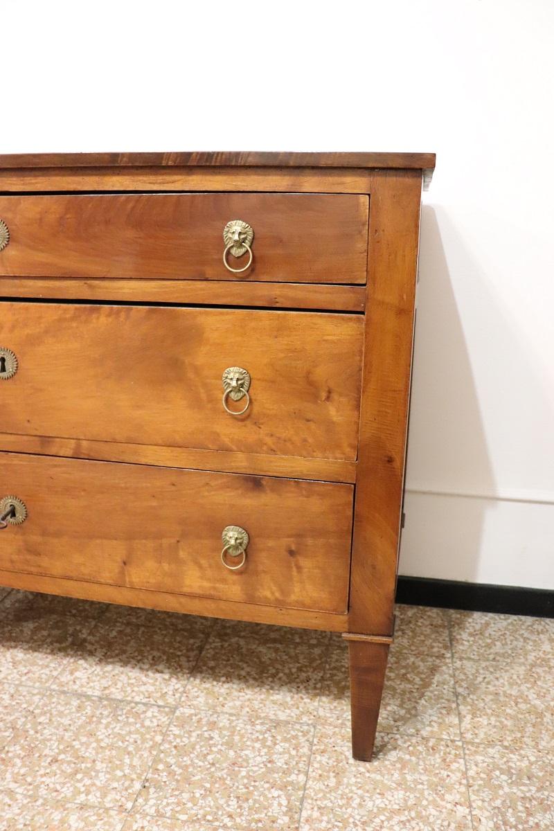 Commode ancienne en noyer massif Louis XVI du XVIIIe siècle, restaurée Bon état - En vente à Casale Monferrato, IT
