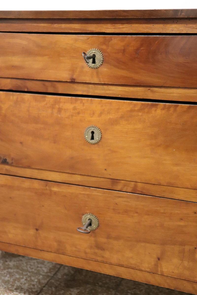 Noyer Commode ancienne en noyer massif Louis XVI du XVIIIe siècle, restaurée en vente