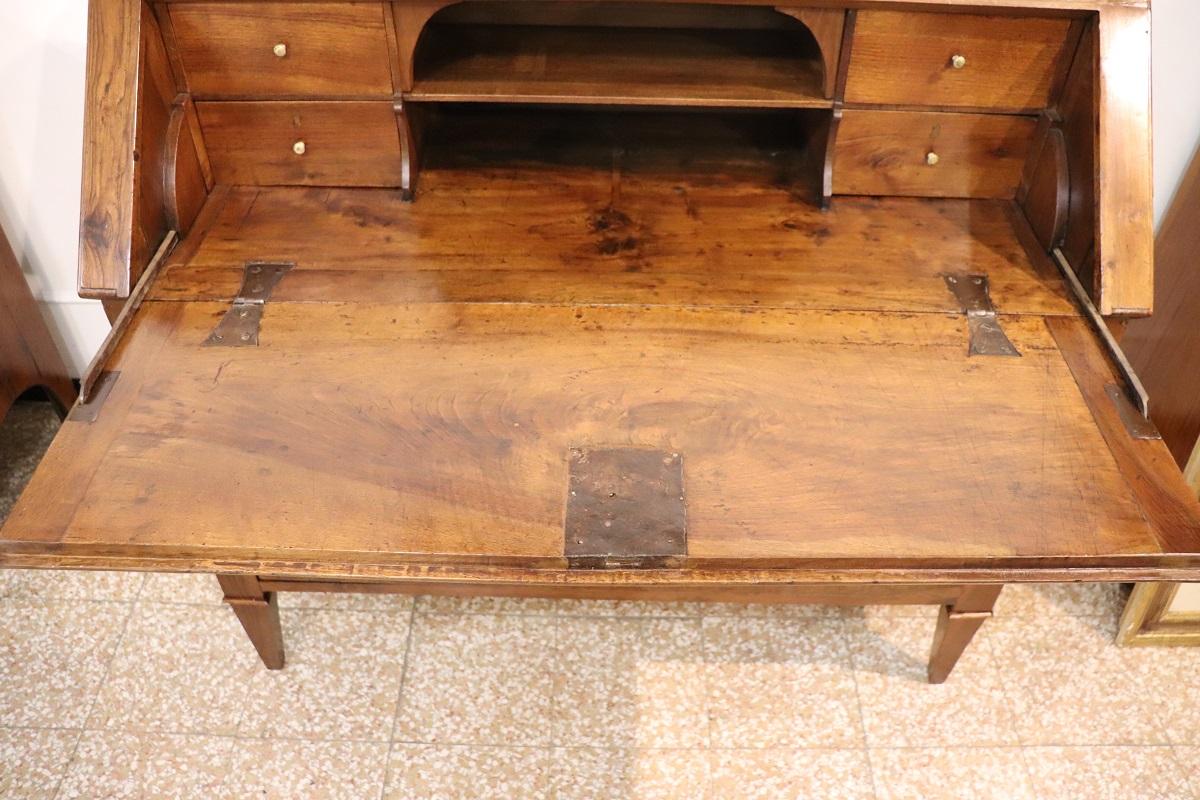 Noce Cassettone antico in noce massiccio Luigi XVI del XVIII secolo, restaurato in vendita
