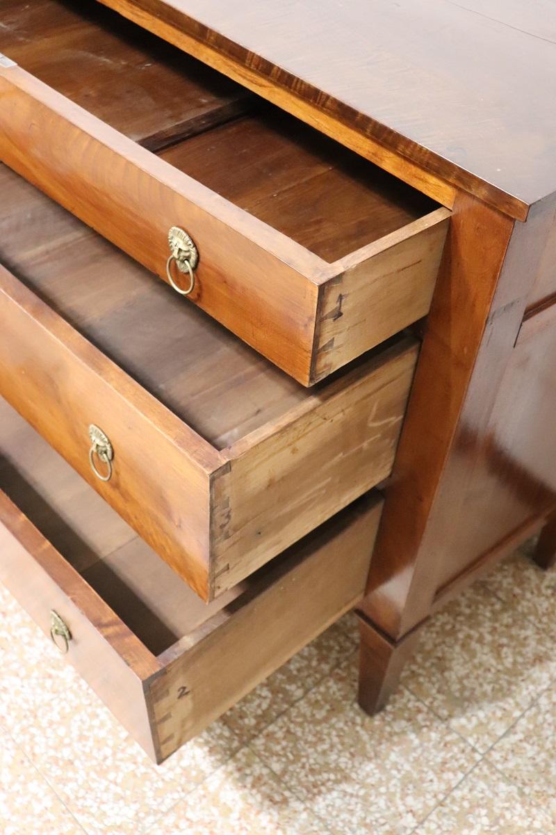 Commode ancienne en noyer massif Louis XVI du XVIIIe siècle, restaurée en vente 1