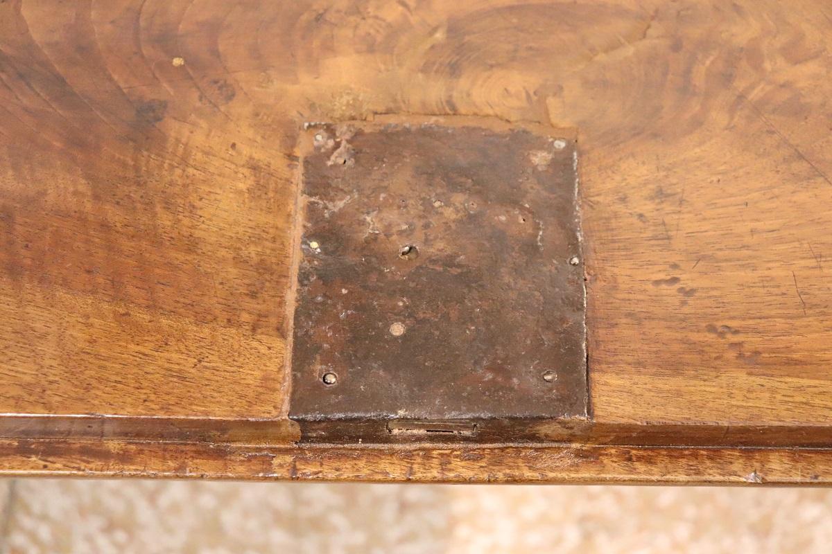 Cassettone antico in noce massiccio Luigi XVI del XVIII secolo, restaurato in vendita 1