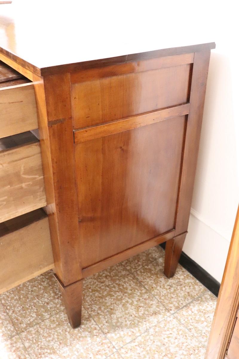 Commode ancienne en noyer massif Louis XVI du XVIIIe siècle, restaurée en vente 2