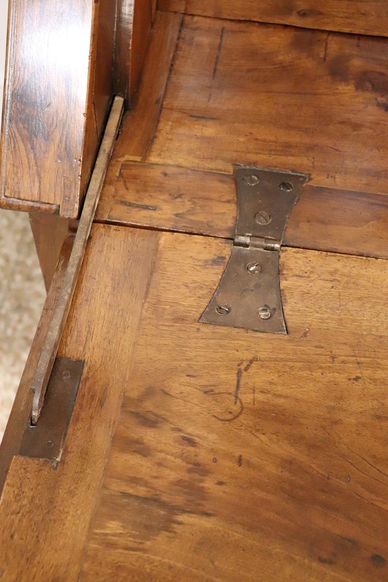 Cassettone antico in noce massiccio Luigi XVI del XVIII secolo, restaurato in vendita 2