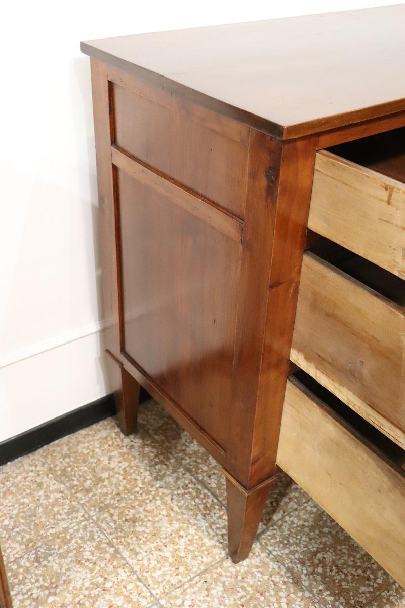 Commode ancienne en noyer massif Louis XVI du XVIIIe siècle, restaurée en vente 3