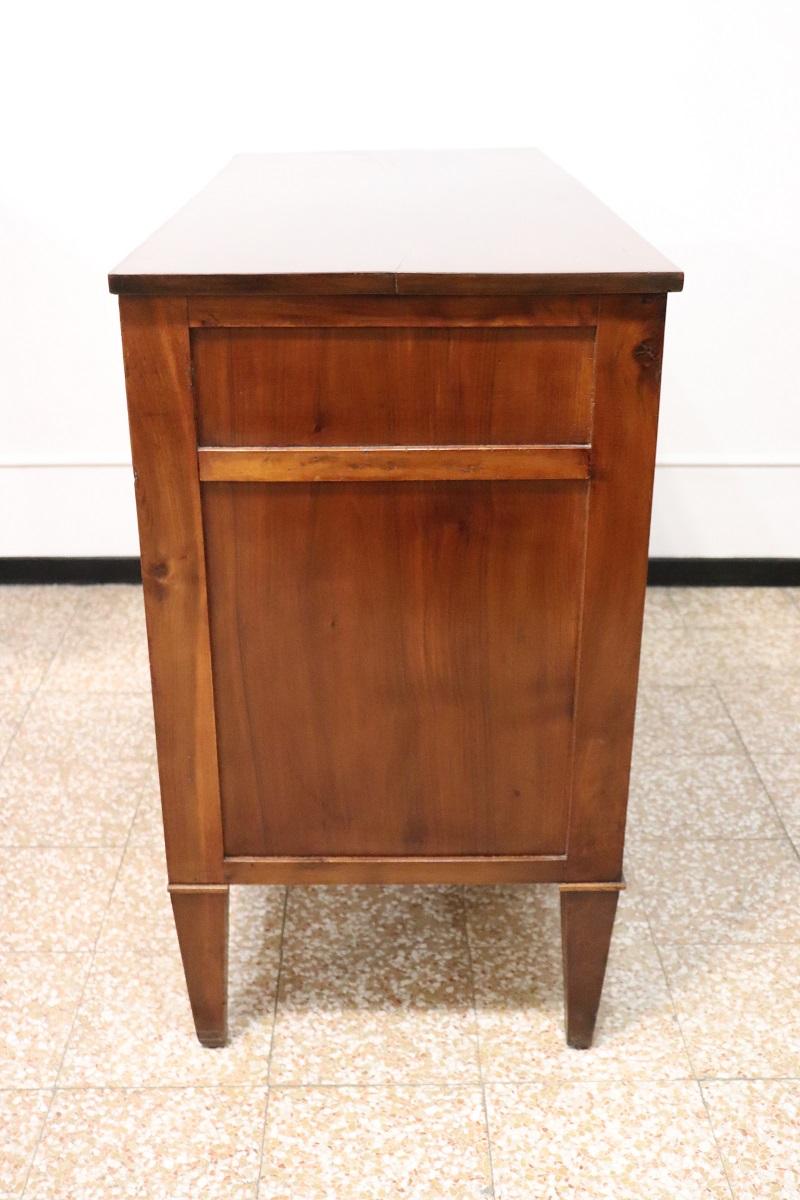 Commode ancienne en noyer massif Louis XVI du XVIIIe siècle, restaurée en vente 4