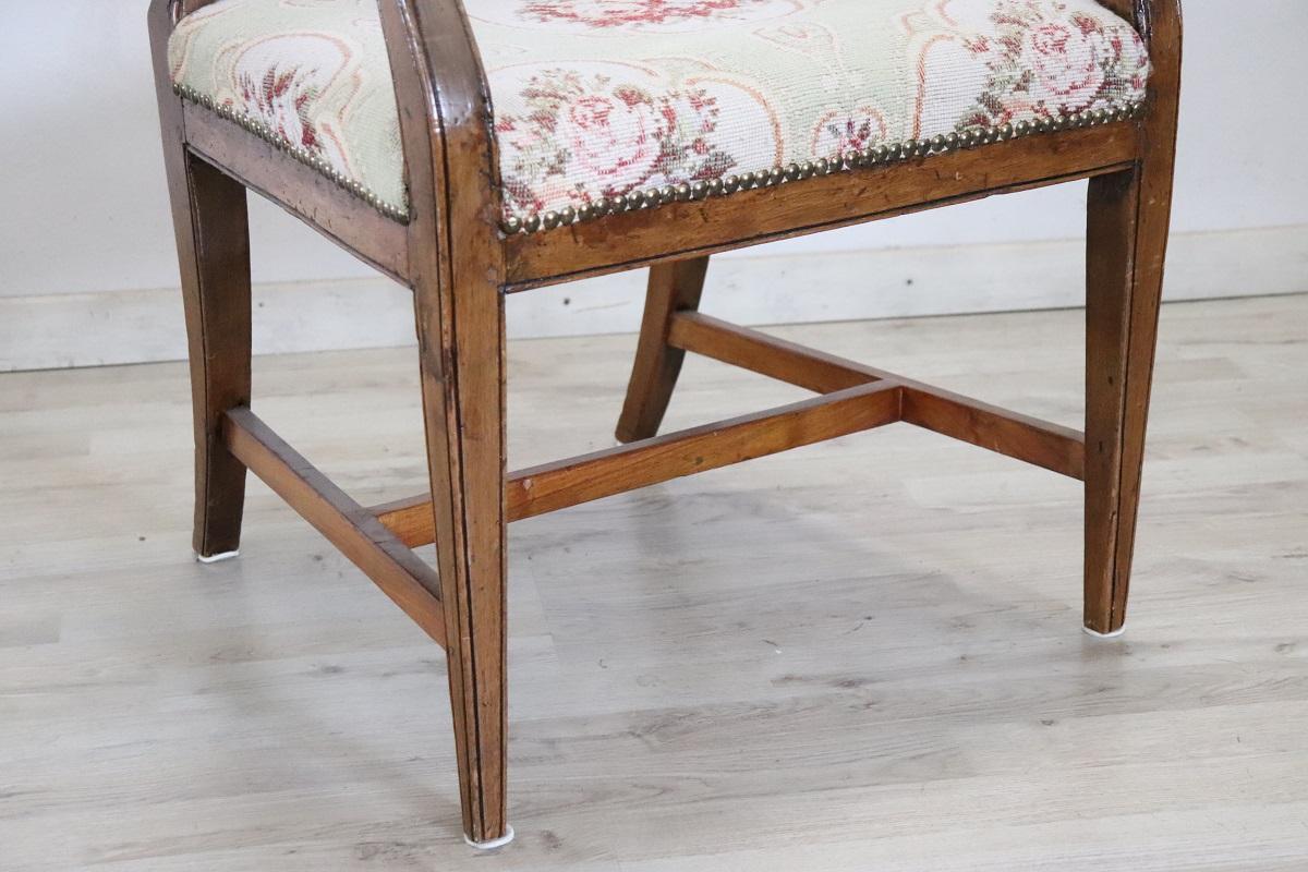 Schöne 18. Jahrhundert der Zeit Louis XVI italienischen antiken Sessel in massivem Nussbaumholz. Der Sessel ist sehr einfach und wesentlich. Die mit einer holzgeschnitzten Leier verzierte Rückenlehne ist wunderschön. Ausgezeichneter Zustand von Pad