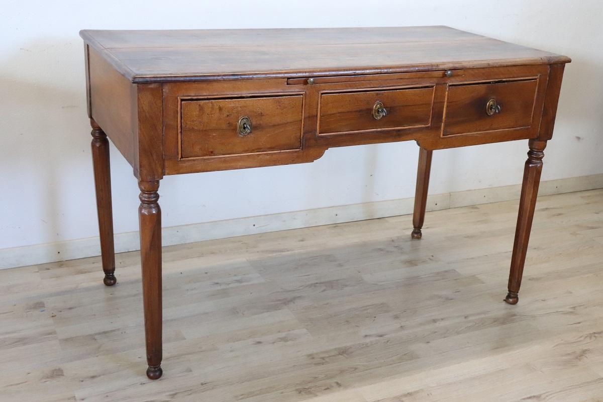 18th Century Italian Louis XVI Solid Walnut Wood Antique Writing Desk In Good Condition For Sale In Casale Monferrato, IT