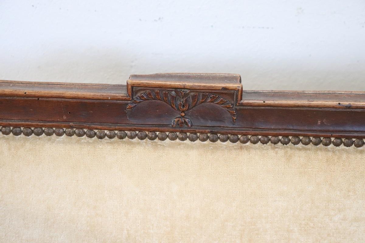 Canapé ancien Louis XVI italien du XVIIIe siècle en noyer et velours Bon état - En vente à Casale Monferrato, IT