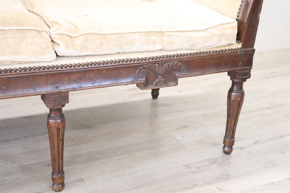XVIIIe siècle et antérieur Canapé ancien Louis XVI italien du XVIIIe siècle en noyer et velours en vente