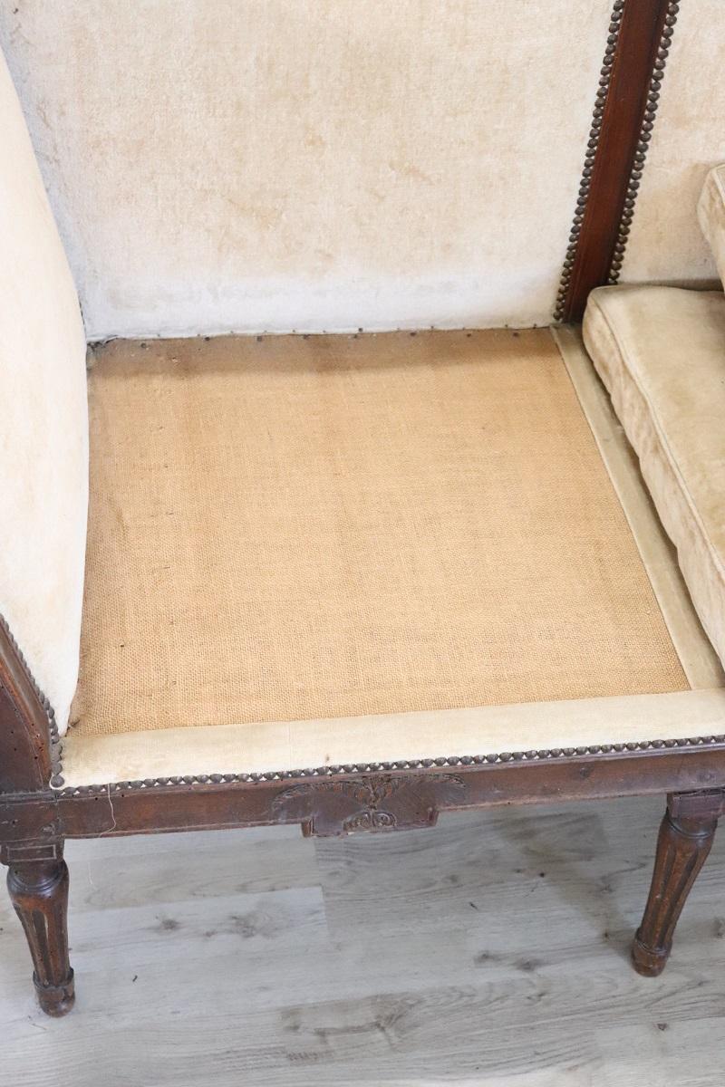 Noyer Canapé ancien Louis XVI italien du XVIIIe siècle en noyer et velours en vente