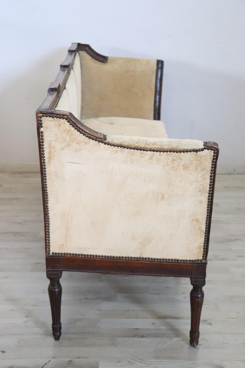 Canapé ancien Louis XVI italien du XVIIIe siècle en noyer et velours en vente 1