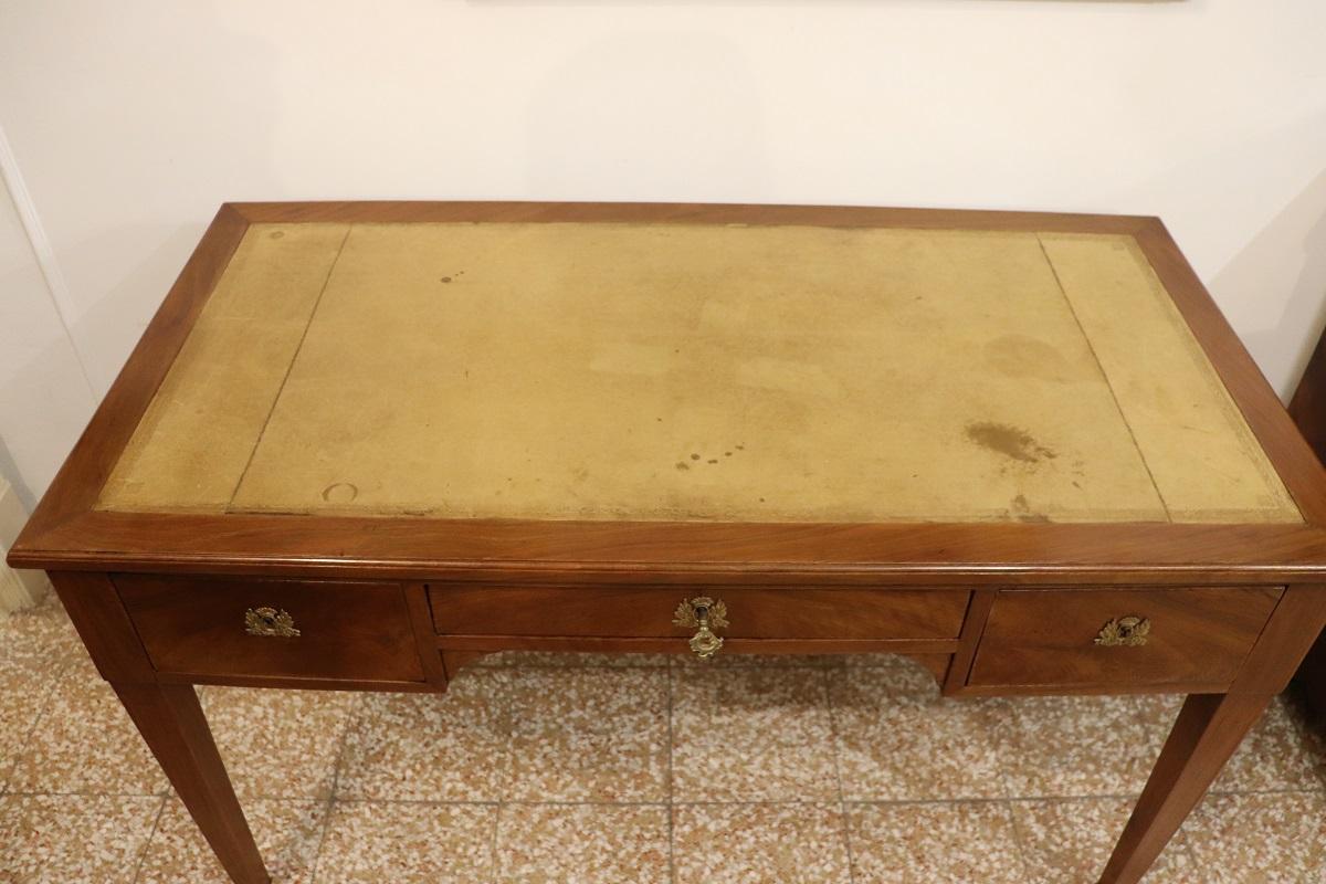 Ti presentiamo questa elegante scrivania antica italiana risalente alla seconda metà del XVIII secolo, periodo Luigi XVI. Una scrivania estremamente raffinata.

Realizzato in pregiato legno di noce chiaro e caratterizzato da una linea semplice senza