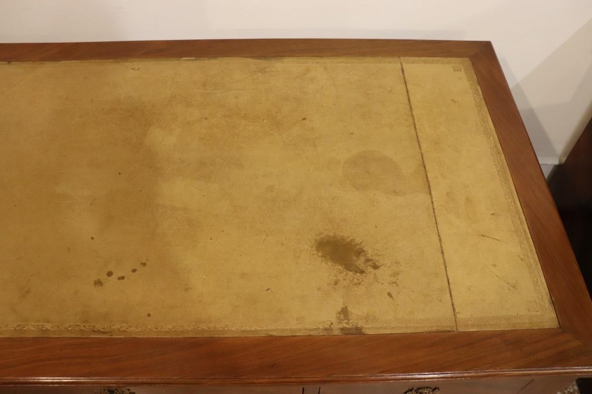 Italiano Scrivania antica in legno di noce Luigi XVI del XVIII secolo in vendita
