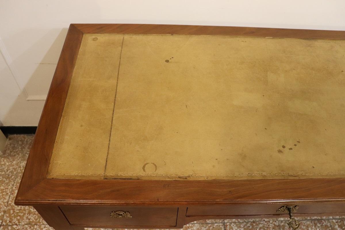 Scrivania antica in legno di noce Luigi XVI del XVIII secolo In condizioni buone in vendita a Casale Monferrato, IT