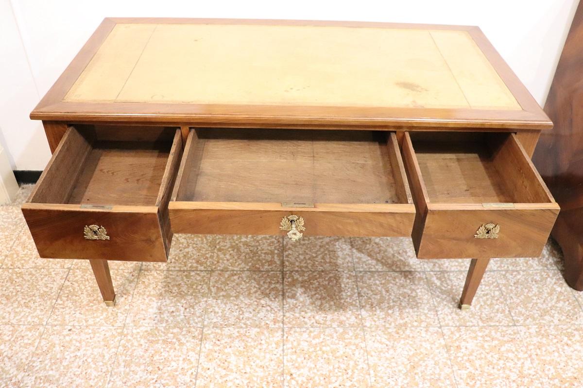 Noce Scrivania antica in legno di noce Luigi XVI del XVIII secolo in vendita