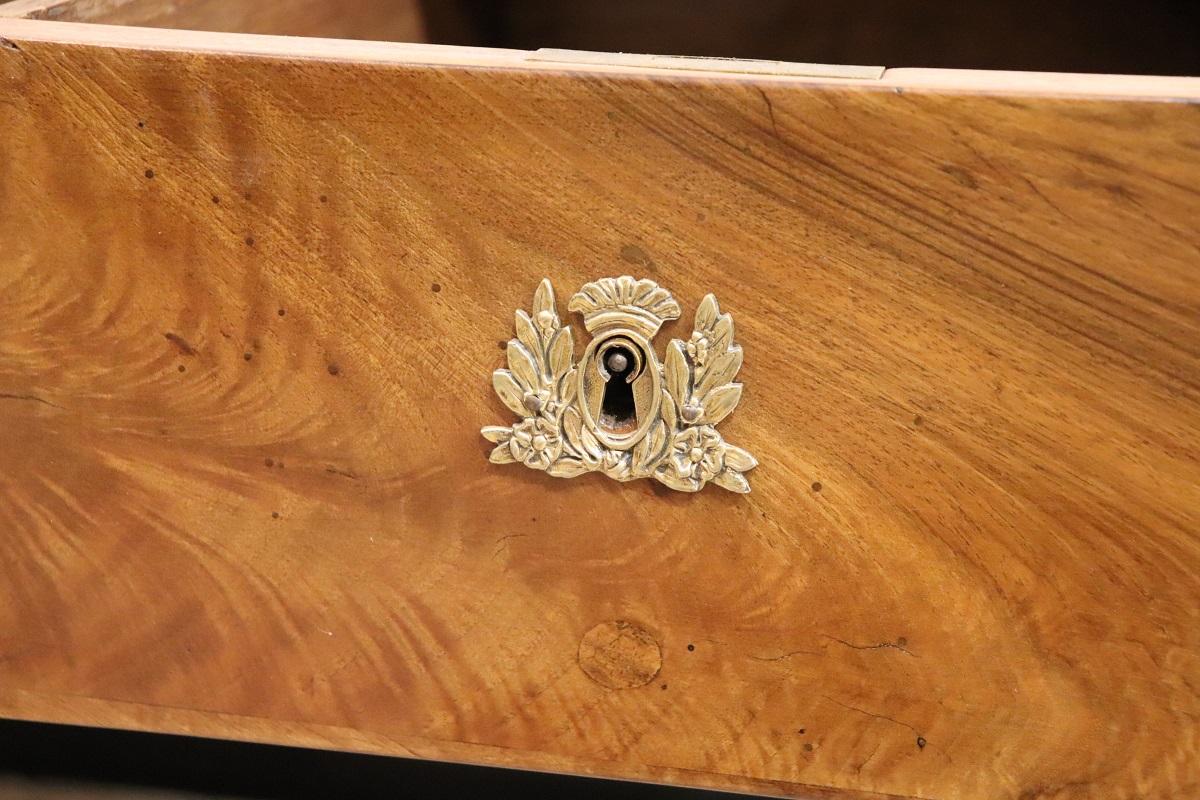 Scrivania antica in legno di noce Luigi XVI del XVIII secolo in vendita 1