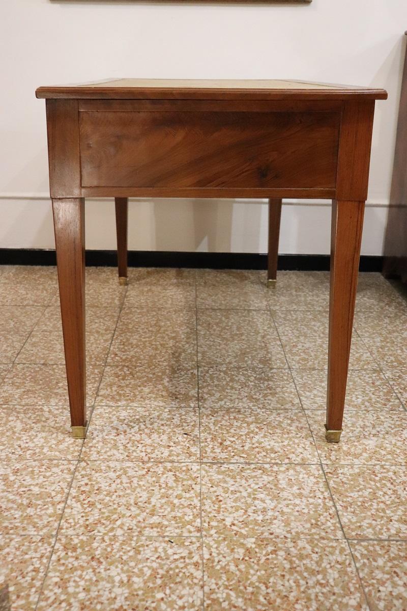 Scrivania antica in legno di noce Luigi XVI del XVIII secolo in vendita 2