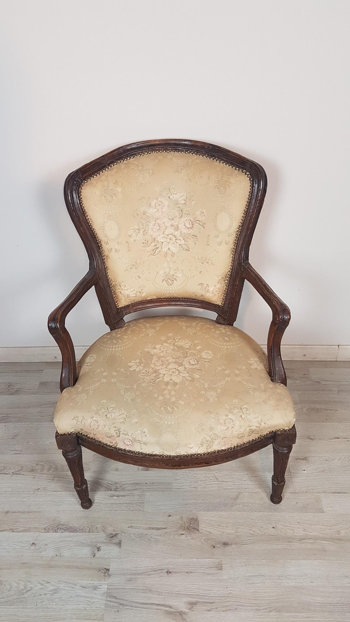 Italienischer antiker Sessel aus der Zeit Ludwigs XVI. Die Form des Stuhls ist sehr geradlinig mit geraden Beinen im perfekten Louis-XVI-Stil. Breiter und bequemer Sitz. Schöner Sessel ideal in Ihrem Wohnzimmer oder für einen Schreibtisch.
  