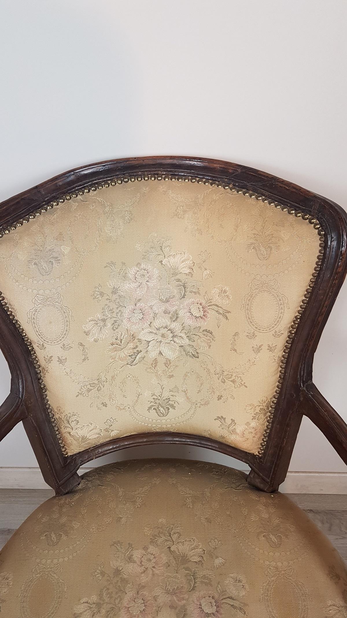 18th Century Italian Louis XVI Walnut Armchair In Good Condition For Sale In Casale Monferrato, IT