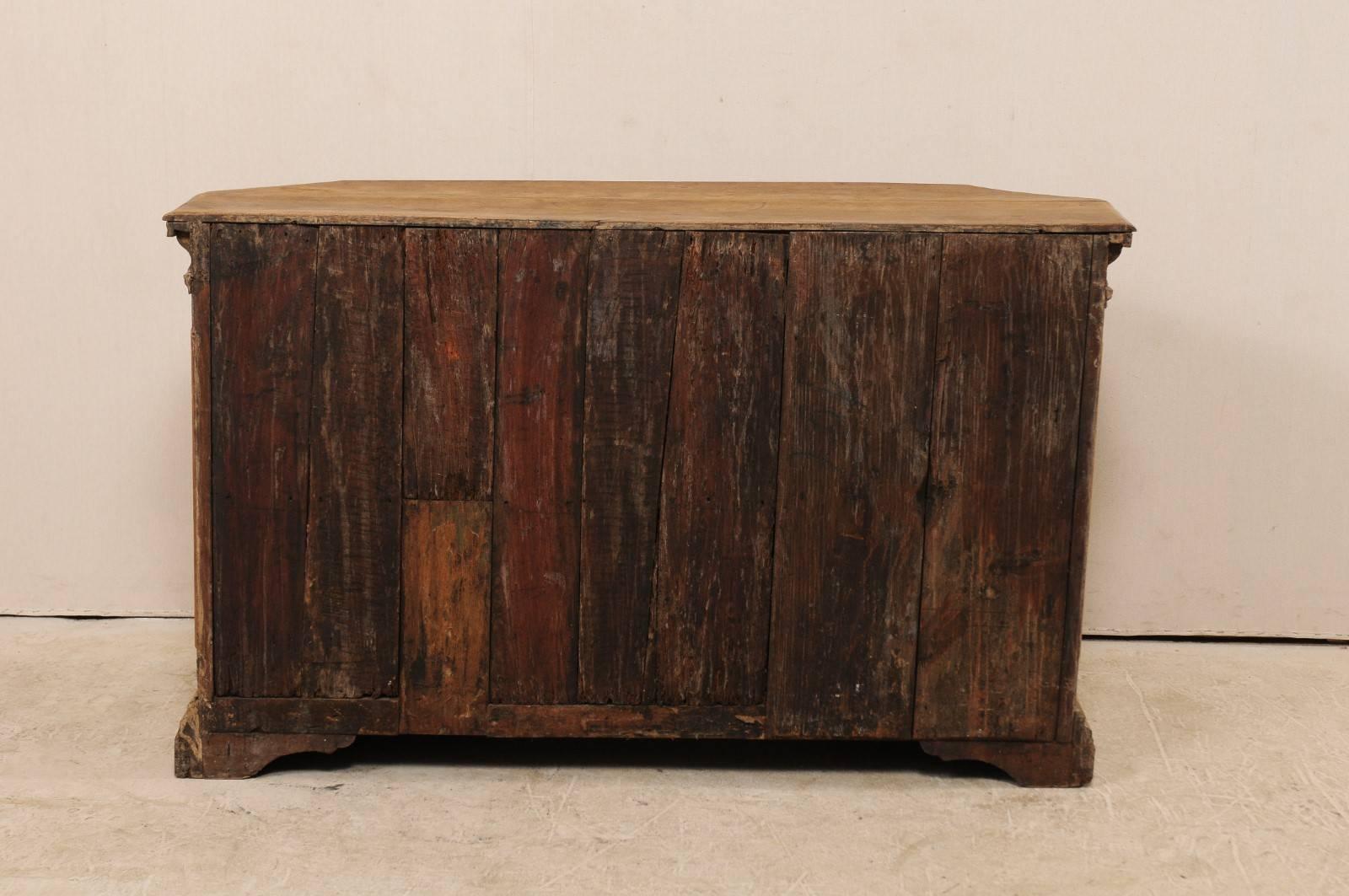 18th Century Italian Lovely Sideboard Console of Nicely Carved Walnut Wood 5