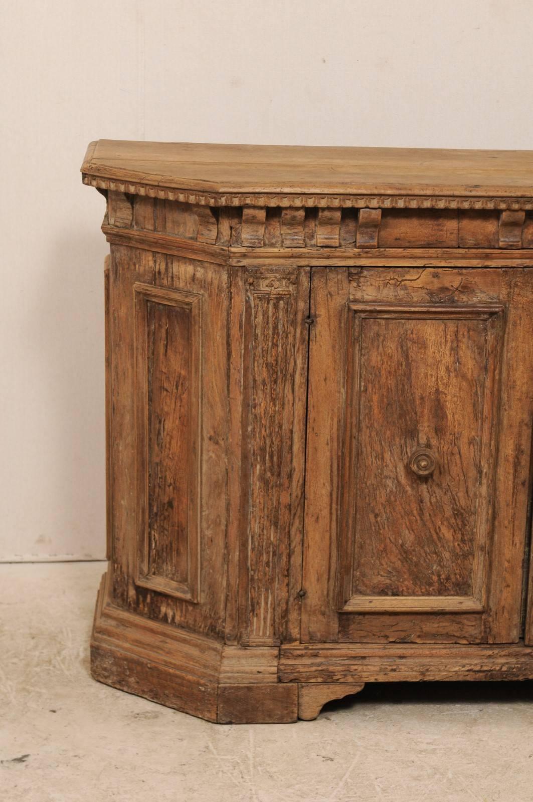 18th Century Italian Lovely Sideboard Console of Nicely Carved Walnut Wood In Good Condition In Atlanta, GA