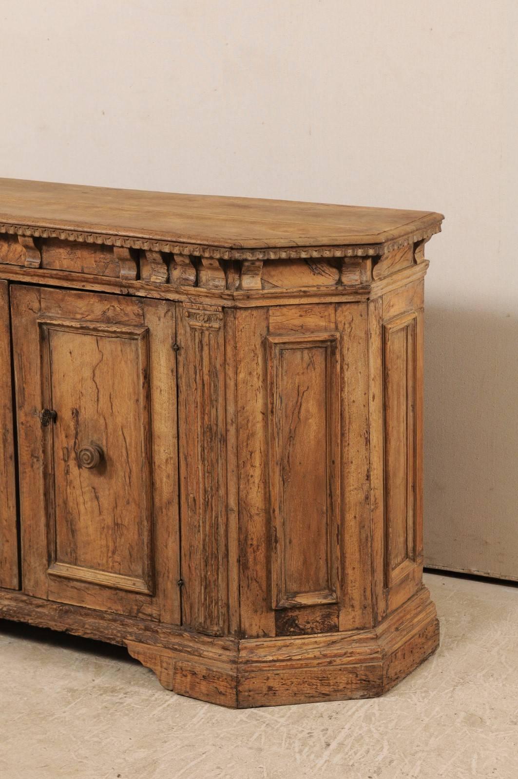 18th Century Italian Lovely Sideboard Console of Nicely Carved Walnut Wood 2