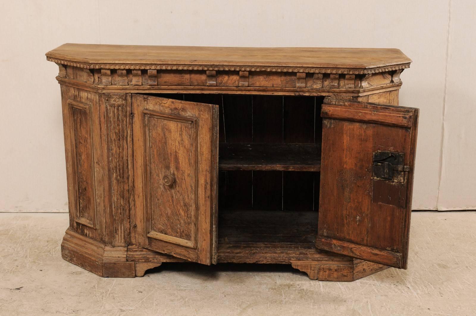 18th Century Italian Lovely Sideboard Console of Nicely Carved Walnut Wood 4