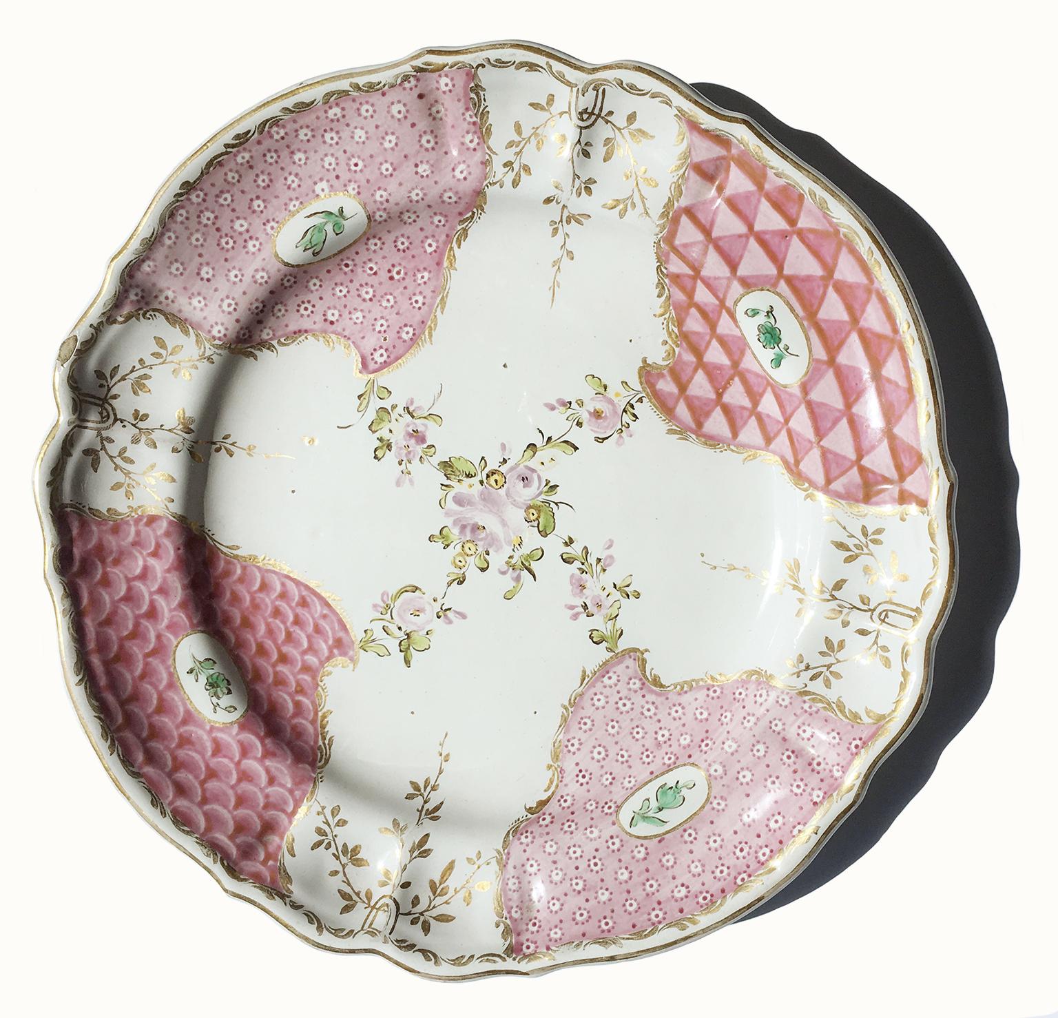 Assortimento di 12 elementi con decorazioni policrome e dorate
Fabbrica di Pasquale Rubati
Milano, circa 1770-1790. 

Due vassoi ovali da 27 x 21,8 cm (10,62 pollici x 8,58 pollici)
Due piatti con bordo perforato del diametro di 26,5 cm (10,43