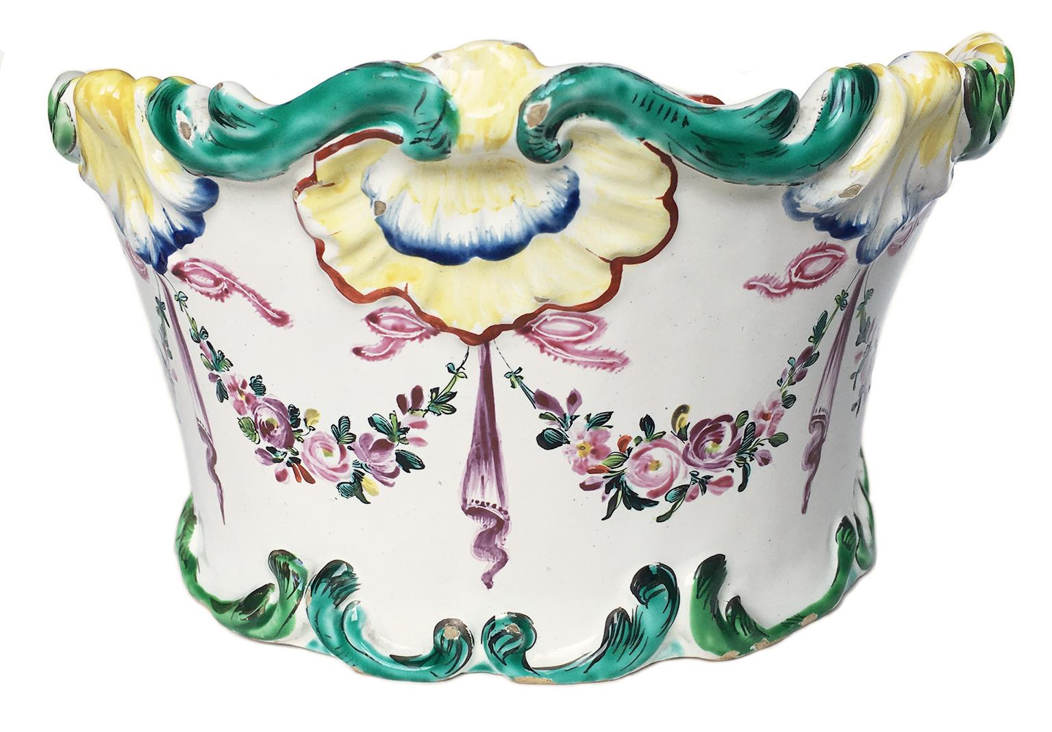 Maiolica flower pot “a mezzaluna” 
decorated with garlands of flowers

Pasquale Rubati Factory
Milan, circa 1770
Measures: 4.7 in x 5 in x 8.8 in
12 cm x 12.8 cm x 22.4 cm
lb 1.76 (kg 0.8)
State of conservation: intact with slight chipping due to