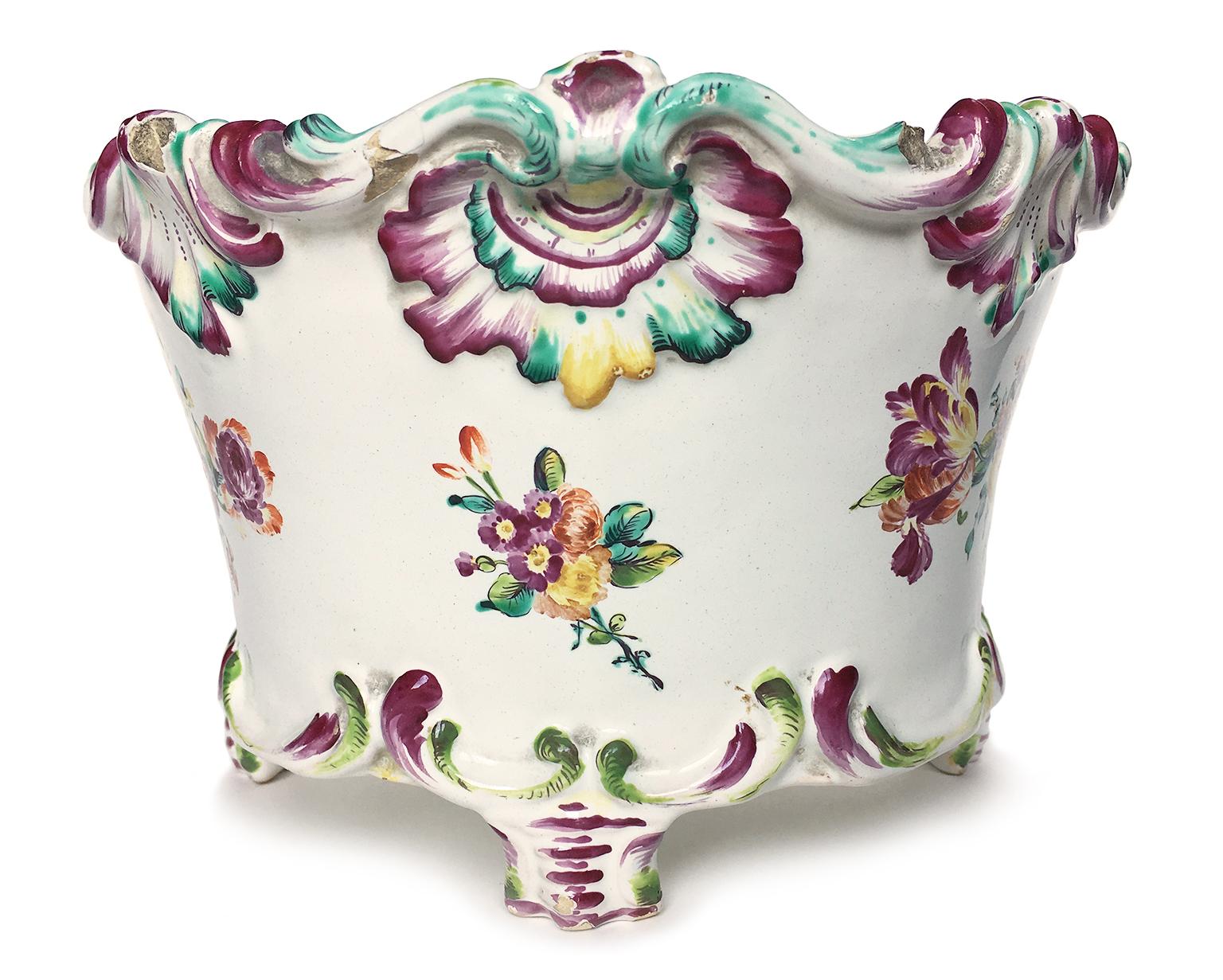 Maiolica flower pot “a mezzaluna” with support feet 
decorated with little bunches of flowers

Pasquale Rubati Factory
Milan, circa 1770
5.5 in X 5 in X 8.6 in 
14 cm x 12.7 cm x 22 cm
lb 1.76 (kg 0.8)

State of conservation: intact with slight
