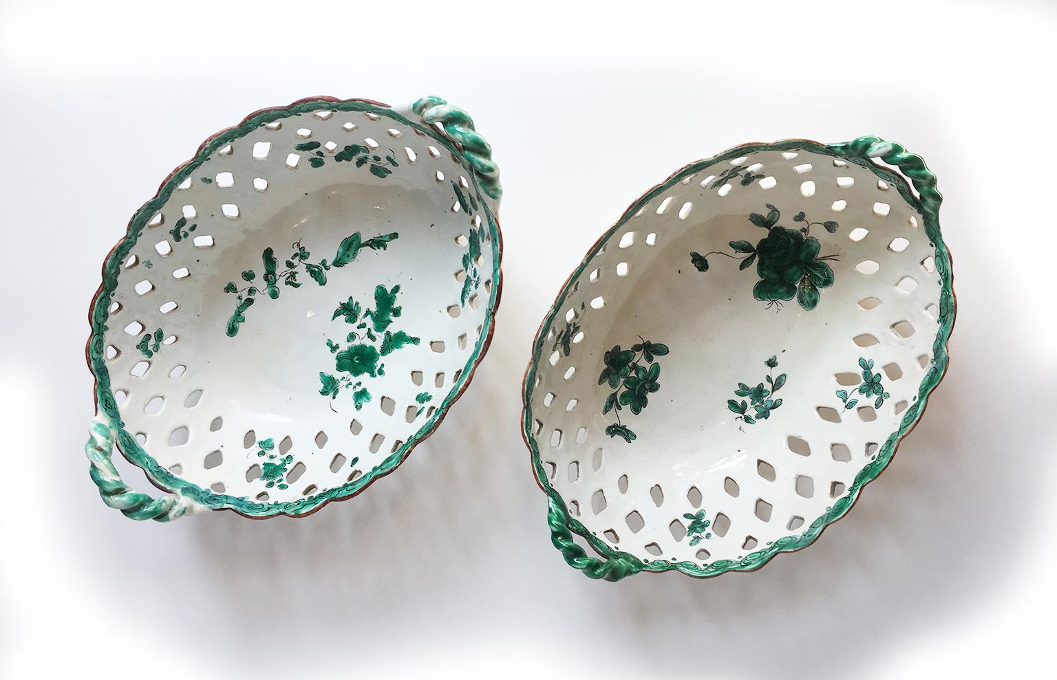 Rococò Servizio italiano in maiolica Pasquale Rubati Milano con fiori verdi, circa 1780