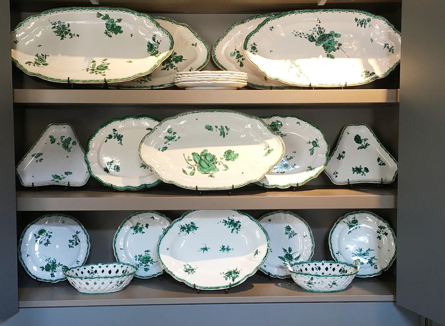 Servizio italiano in maiolica Pasquale Rubati Milano con fiori verdi, circa 1780 6