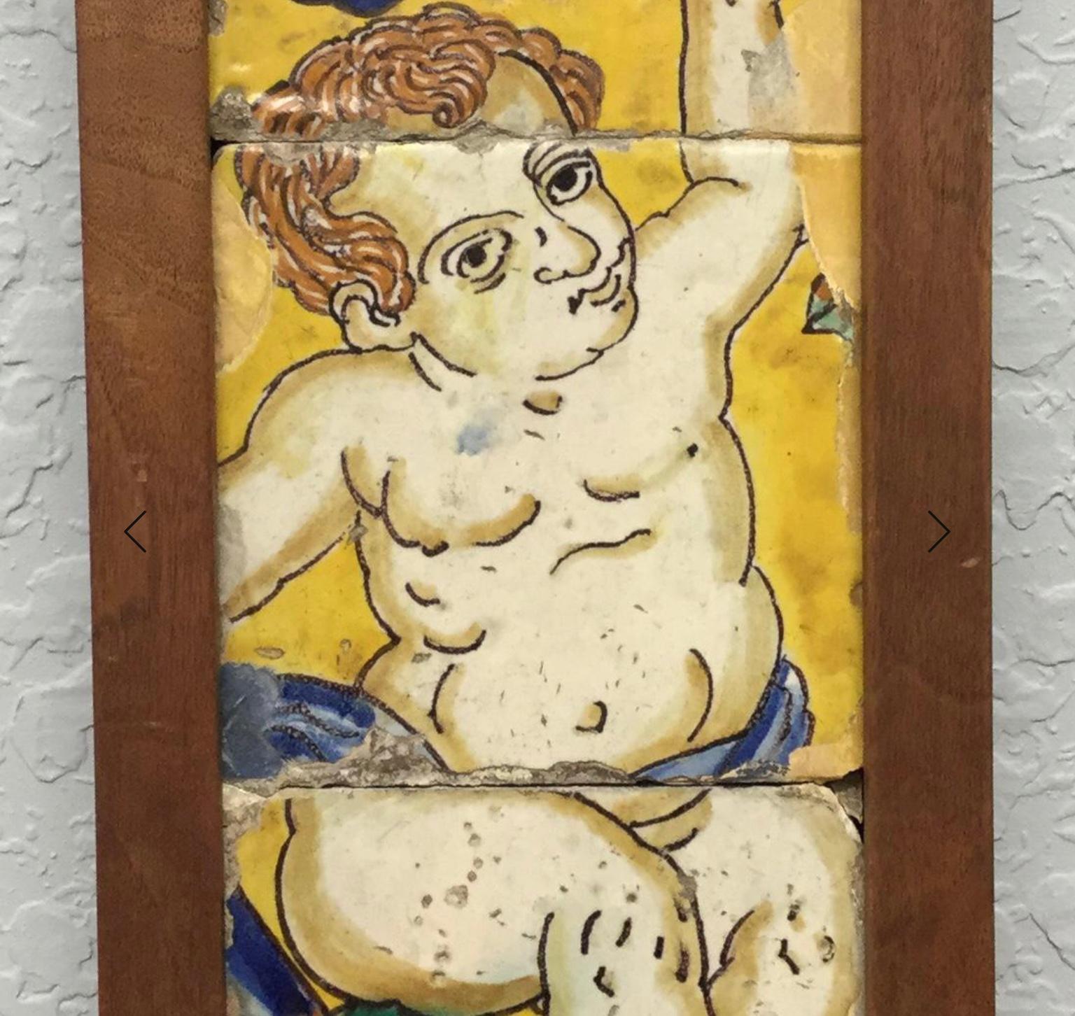 Wunderbare seltene italienische Fayence Maiolica-Fliesen aus dem 18. Helle, lebhafte und farbenfrohe gerahmte Fliesen, die einen pausbäckigen Putto oder Cherub darstellen, der auf einem Ast sitzt und den Kopf eines Vogels streichelt. Ein