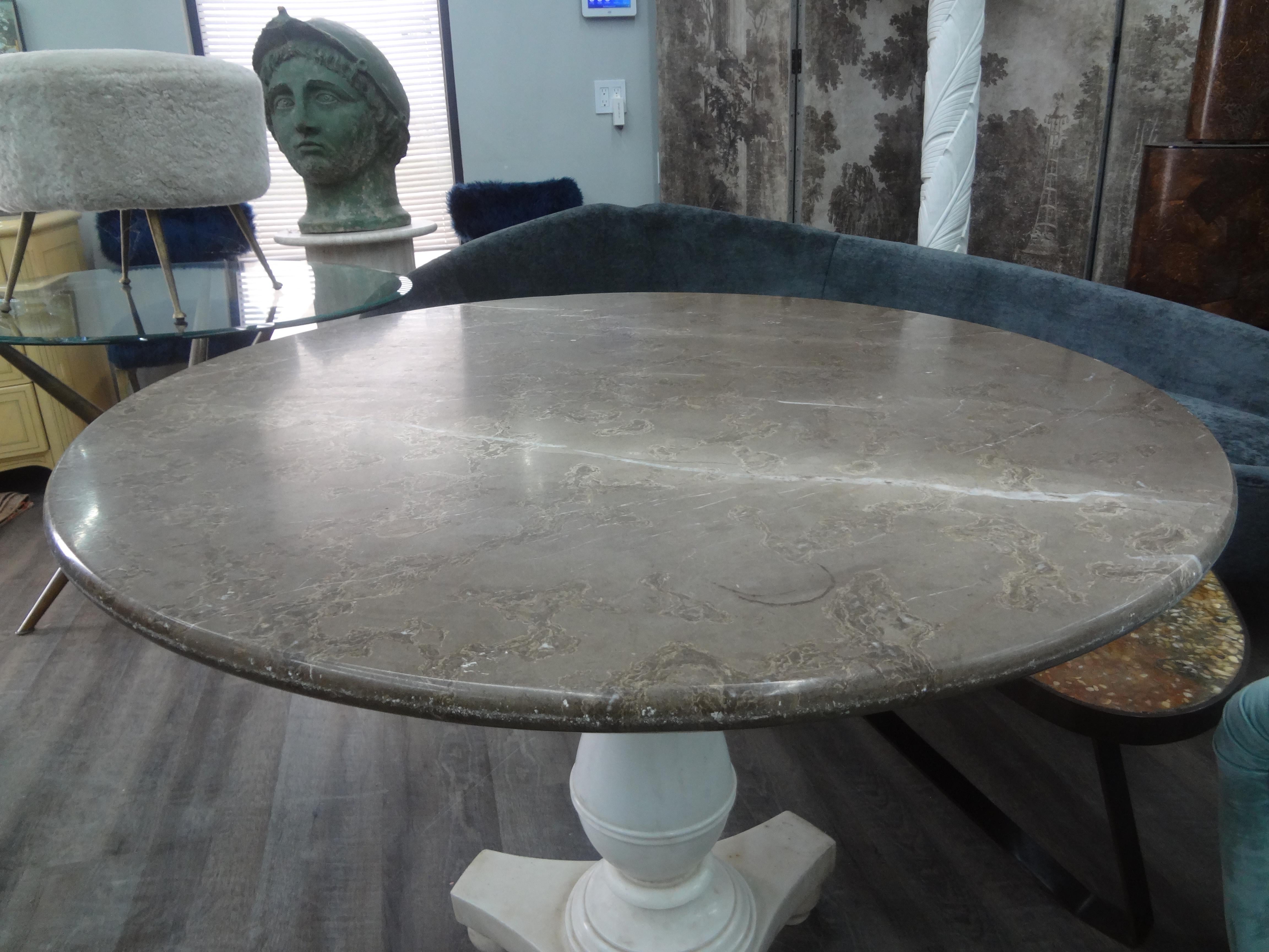 Italienischer Marmor-Mitteltisch aus dem 18. Jahrhundert im Angebot 5