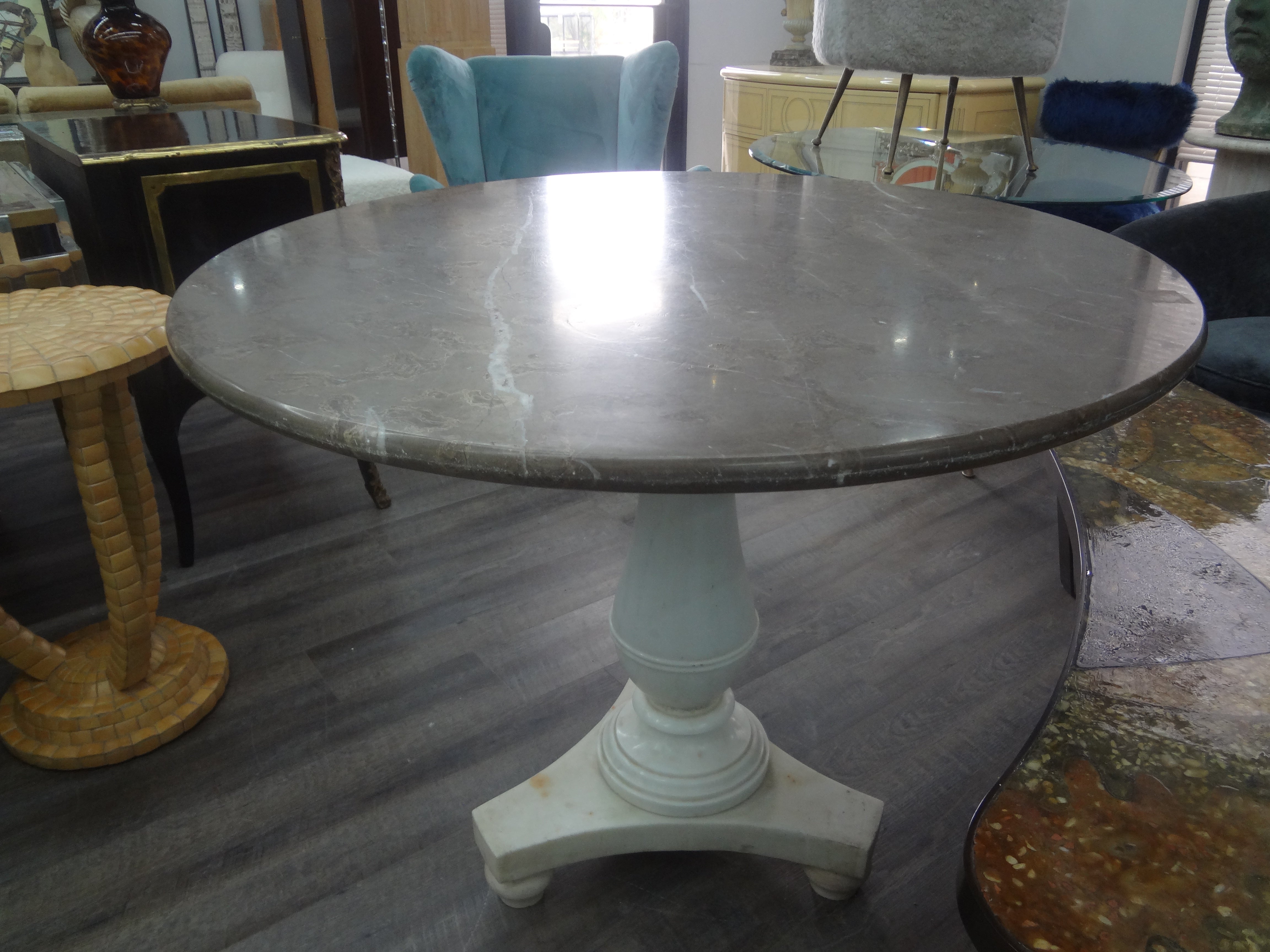 18th Century Italian Marble Center Table.
This stunning 18th century Italian marble table, center table or dining table has a Carrara marble base and a beautiful contrasting marble top on a tripod pedestal base.
Our versatile table can be used in
