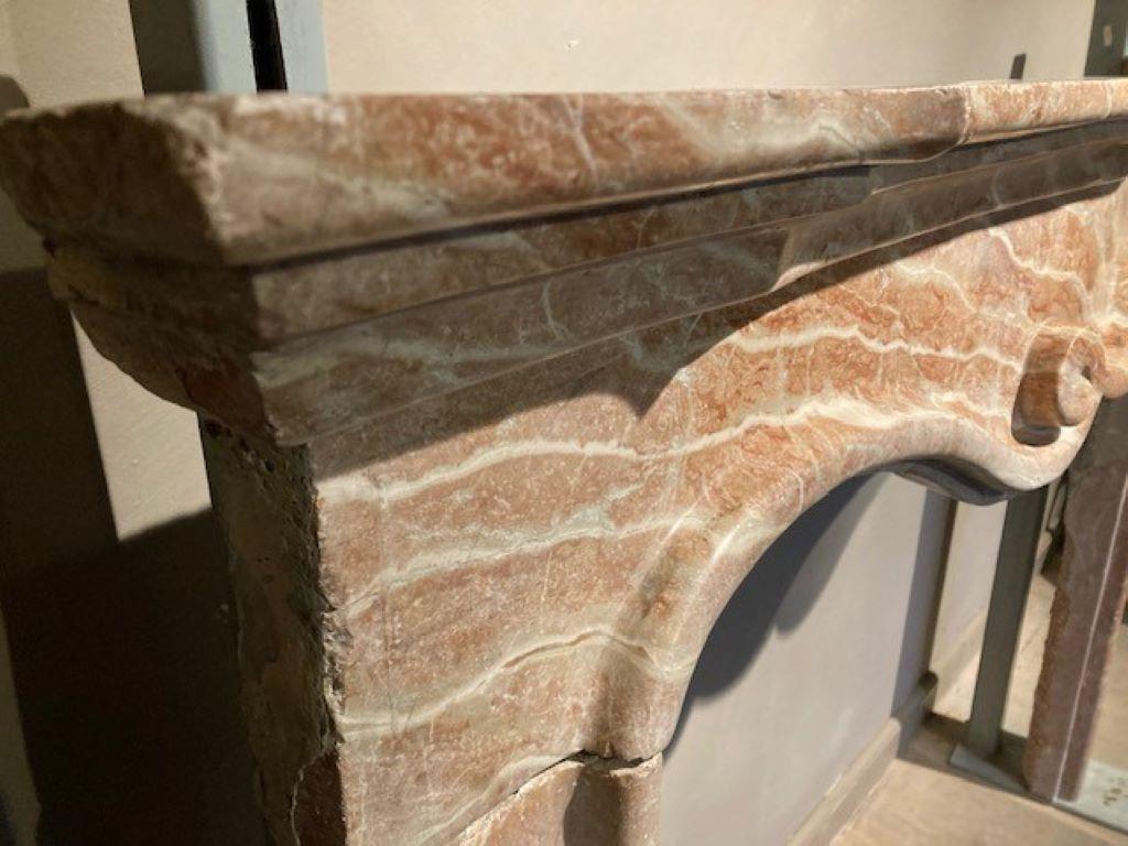 Sculpté Cheminée italienne en marbre du 18ème siècle en vente