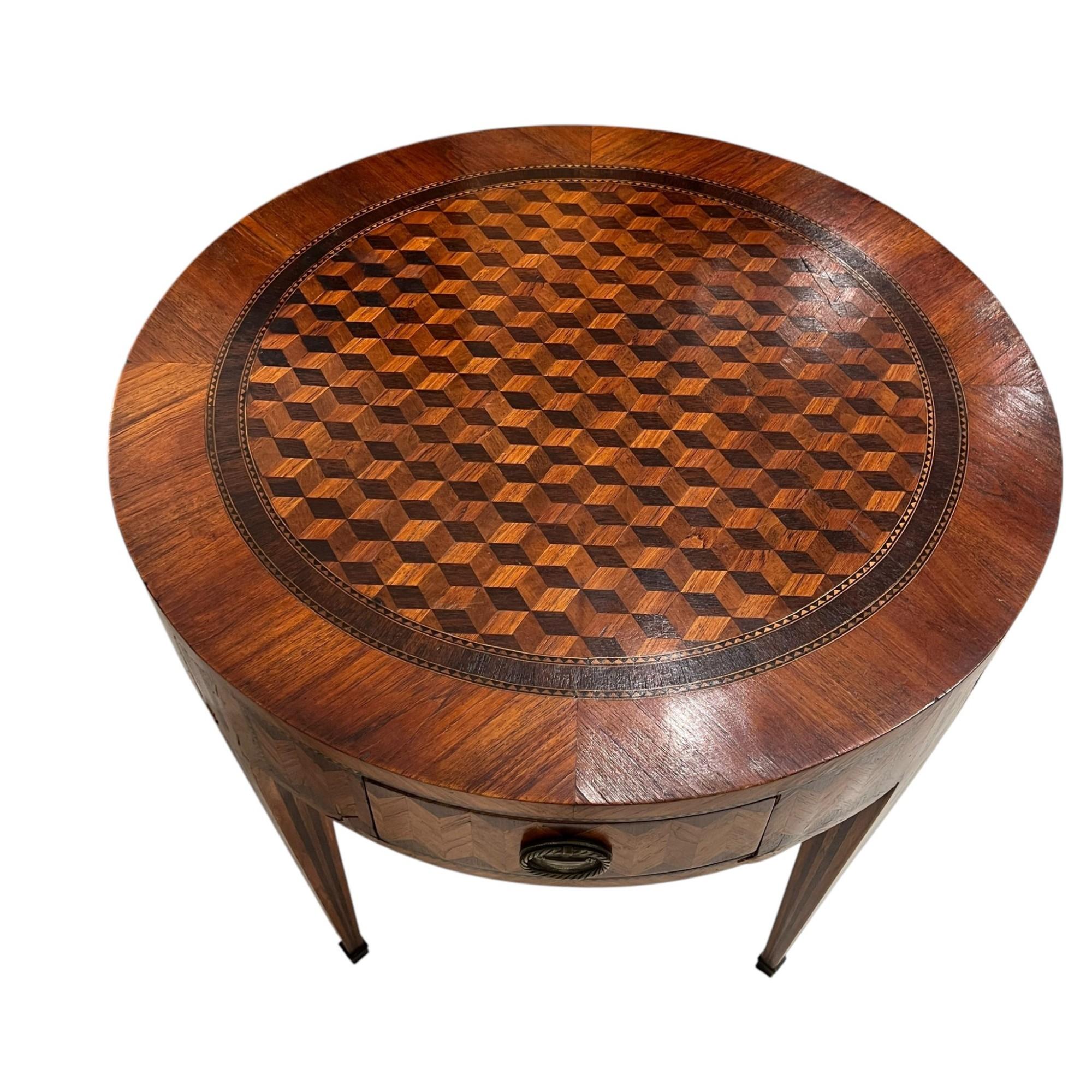 Cette table de jeu en marqueterie italienne du XVIIIe siècle est un chef-d'œuvre d'artisanat, conçu pour mettre en valeur à la fois l'art et la fonctionnalité. La surface supérieure est ornée d'incrustations de marqueterie complexes, avec des motifs