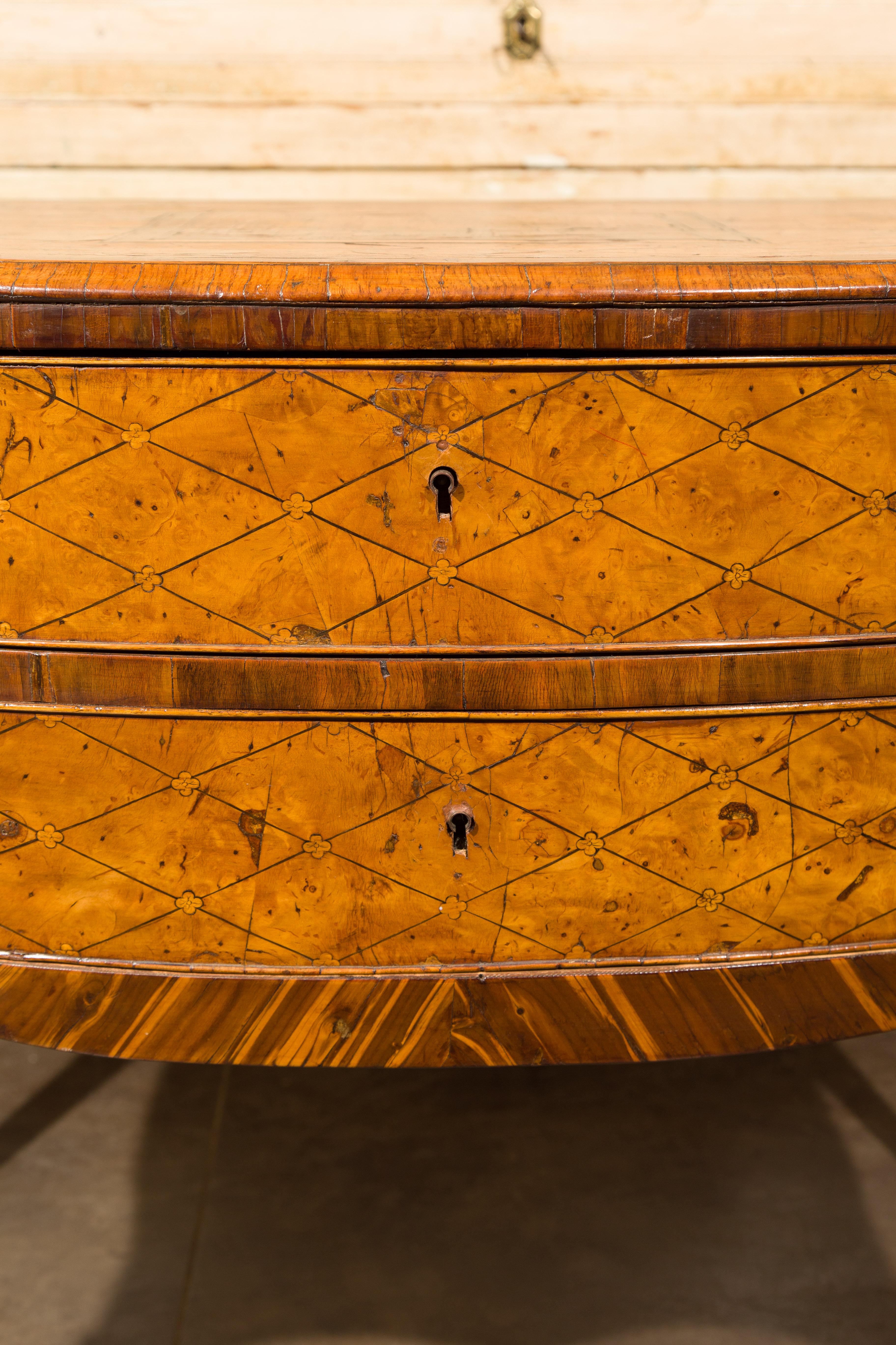 Arqueta italiana del siglo XVIII con tapa de marquetería, dos cajones y frente serpentino en venta 4