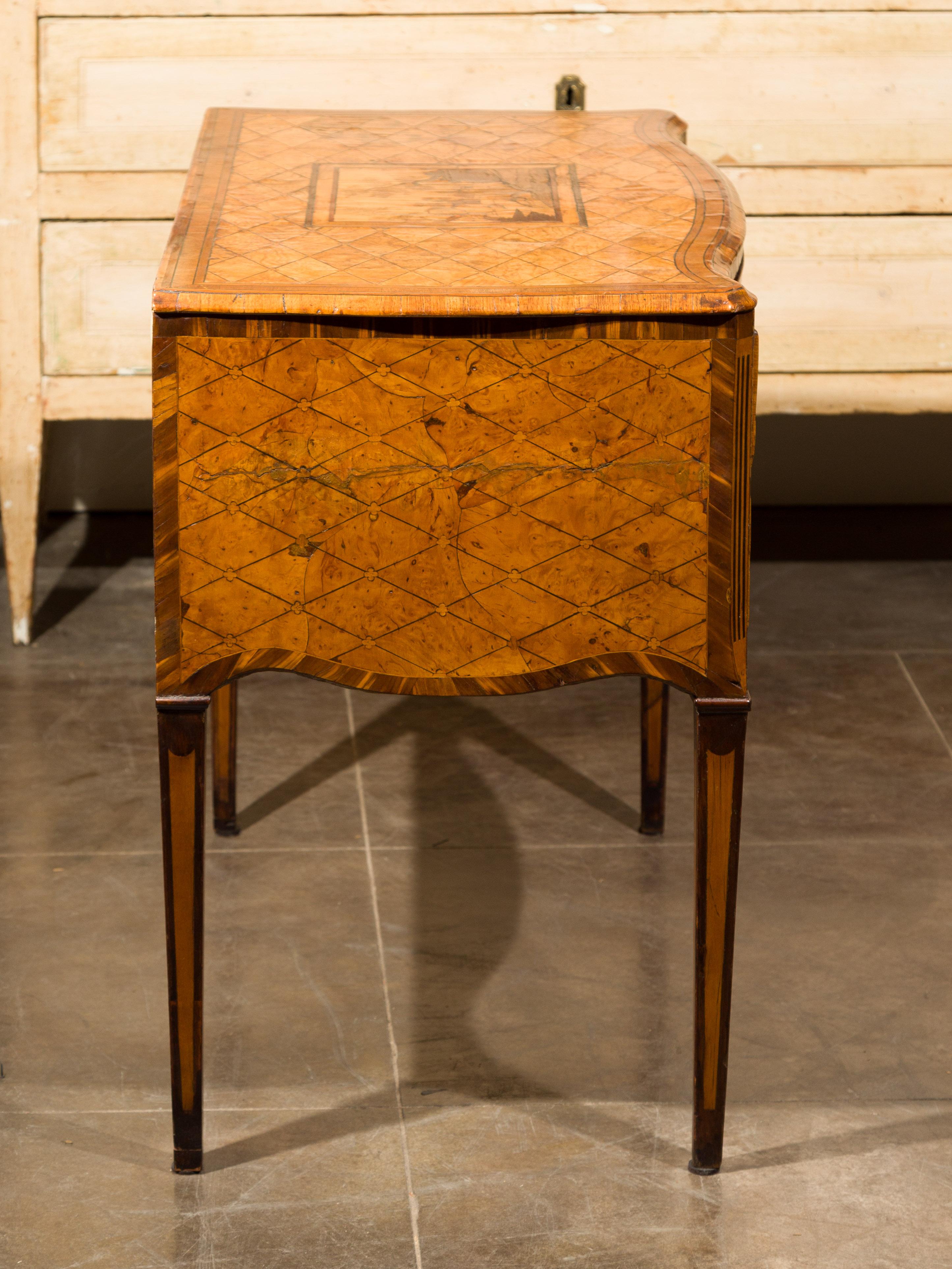 Arqueta italiana del siglo XVIII con tapa de marquetería, dos cajones y frente serpentino en venta 10