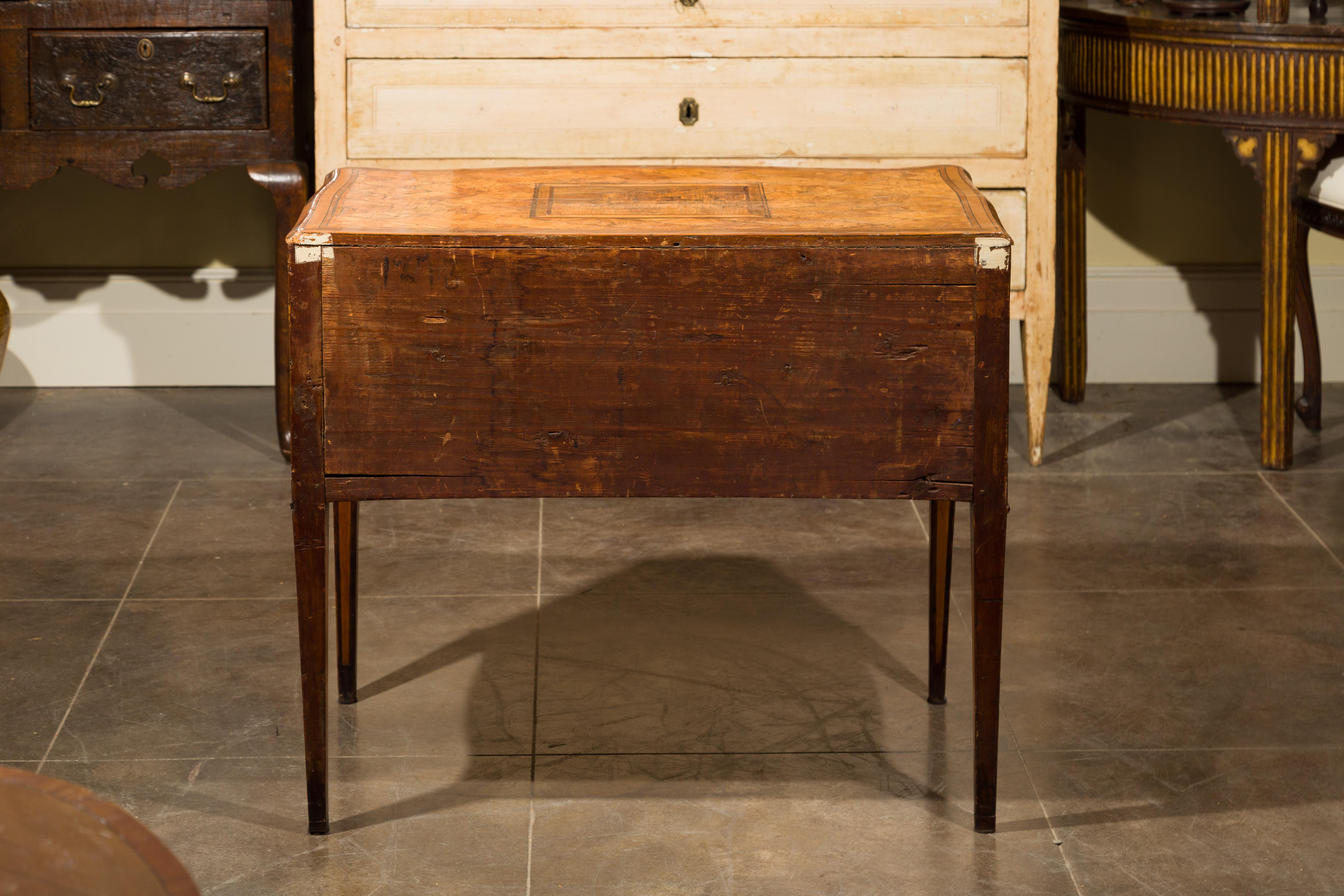 Arqueta italiana del siglo XVIII con tapa de marquetería, dos cajones y frente serpentino en venta 11