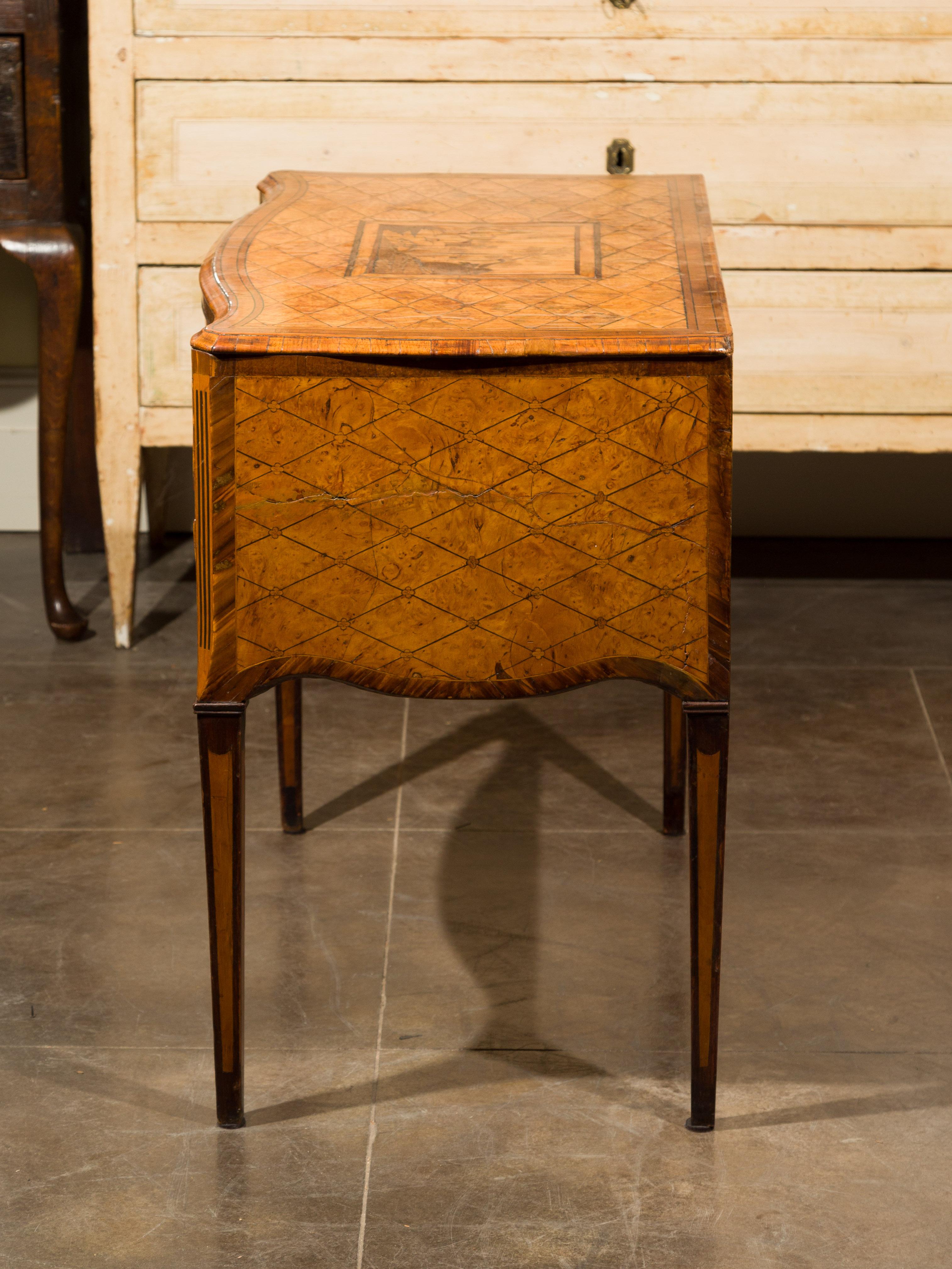 Arqueta italiana del siglo XVIII con tapa de marquetería, dos cajones y frente serpentino en venta 12